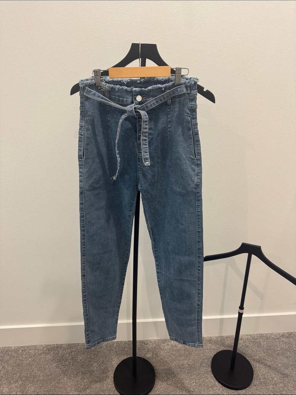 High-Rise Raw Hem Waist Women's Jeans in Washed Blue